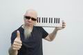 梦剧院乐队的键盘手乔丹.鲁迪斯(Jordan Rudess)用CME Xkey MIDI键盘的超酷演